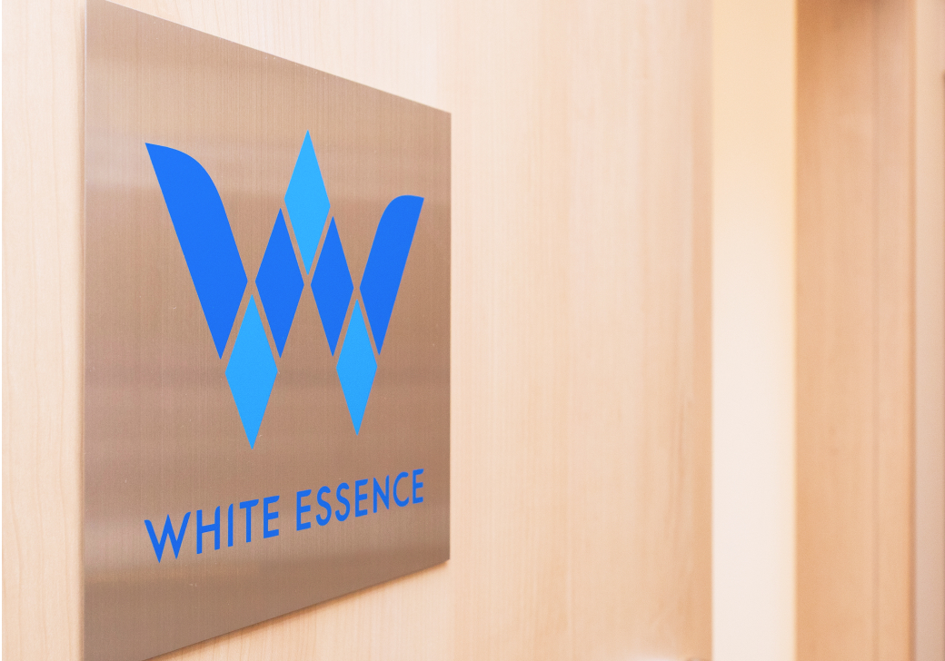 WHITE ESSENCEのロゴ看板